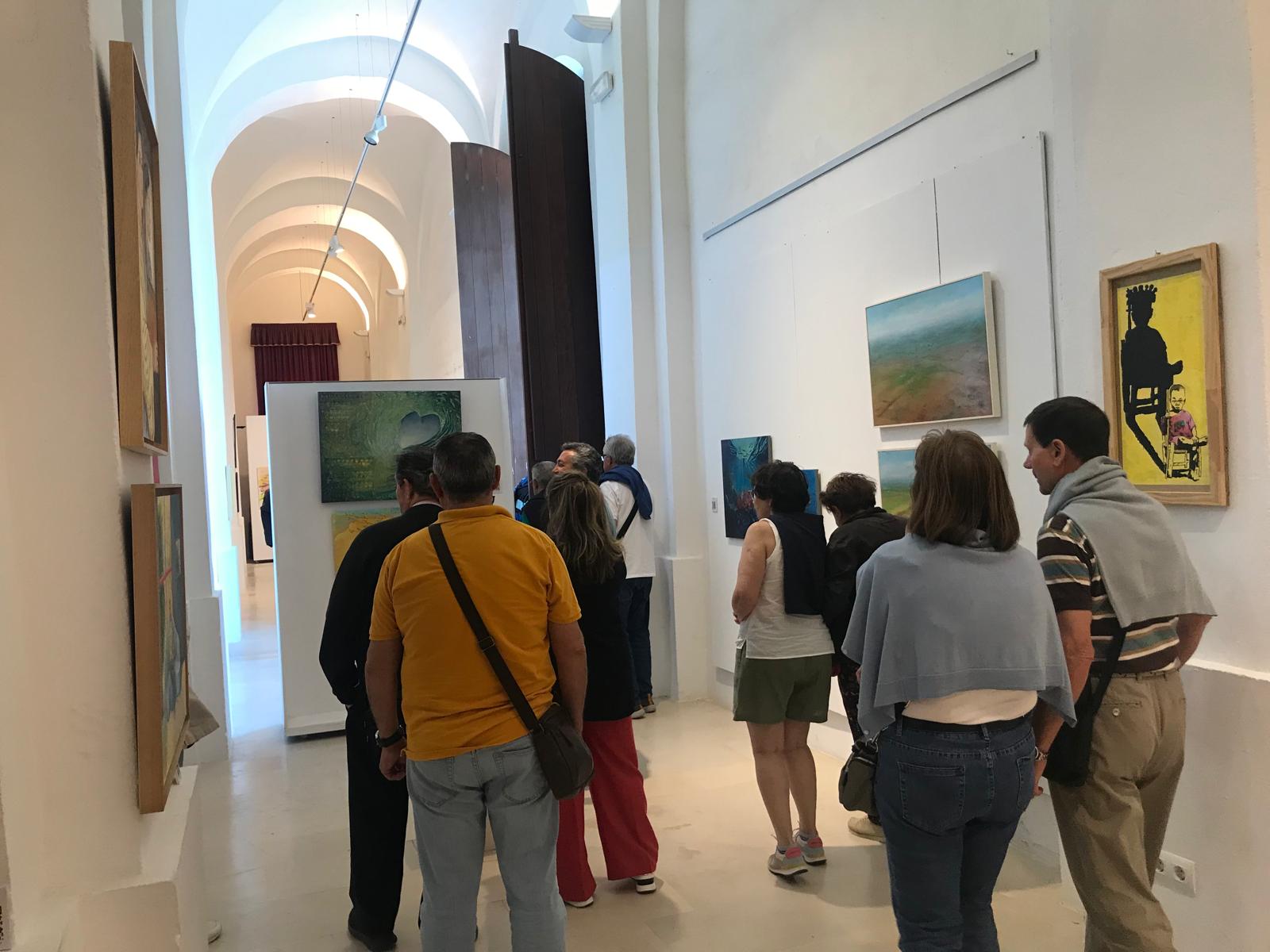 Visitantes recorriendo los espacios de artistas en unas ferias de arte independiente
