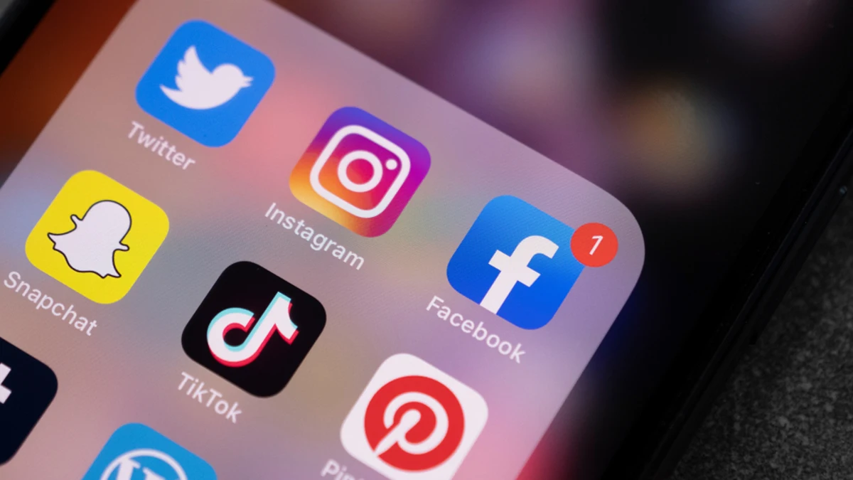 Selling Art on Social Media: a Losing Game